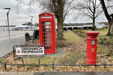 Die Greenwich-Promenade an der Dampferanlegestelle in Tegel