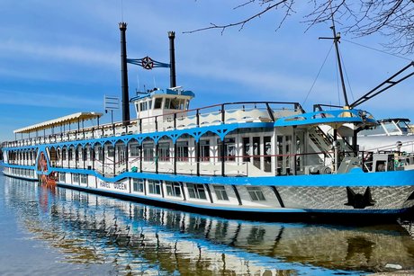 Schiff MS Havel Queen ankert in Tegel