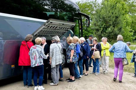 Kaffeepause wegen Sprengung in Lübbenau Viele Menschen stehen am Bus wegen Kaffeepause