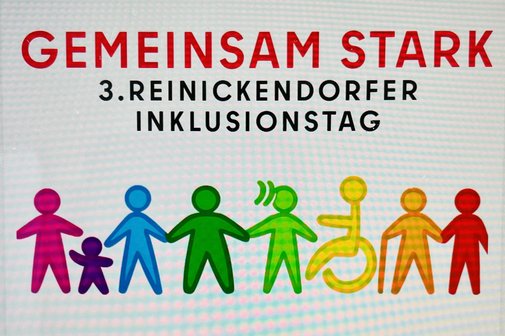Foto vom Plakat zum Inklusionstag vor dem Rathaus