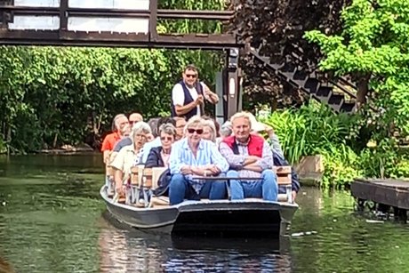 Kahnfahrt durch den Spreewald Ein Kahn auf dem Kanal im Spreewald