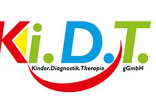 Lebendiges Logo für Ki.D.T. Therapy, mit bunten Blöcken, die den Namen "Kidd D T" in einem lustigen und ansprechenden Design bilden.