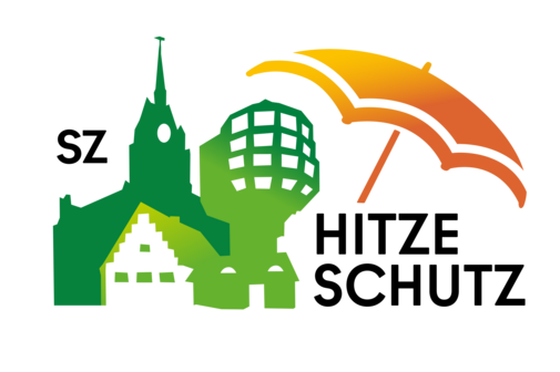 Gr&uuml;ne Silhouetten von Geb&auml;uden in Steglitz-Zehlendorf neben einem orangefarbenen Sonnenschirm als Symbol f&uuml;r Hitzeschutz
