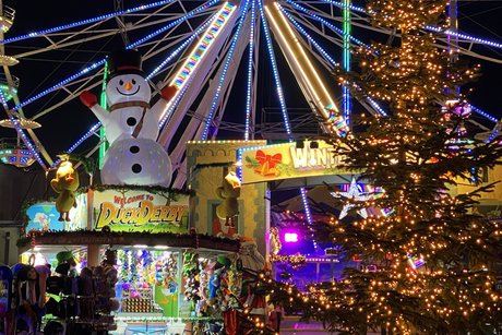 Blick auf den Weihnachtsmarkt .