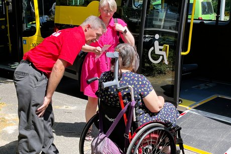 Ein- und Ausstieg wird vorher besprochen Ein Mitarbeiter bespricht mit Kundin wie der Einstieg am besten geht