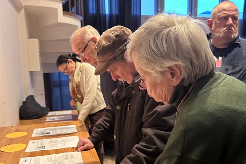 VdK-Mitglieder beim Begegnungscaf&eacute; schauen sich Ehrenamtprofile an.