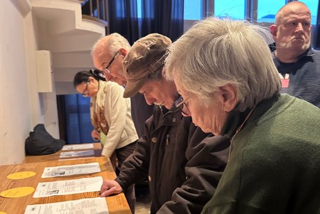 VdK-Mitglieder beim Begegnungscaf&eacute; schauen sich Ehrenamtprofile an.