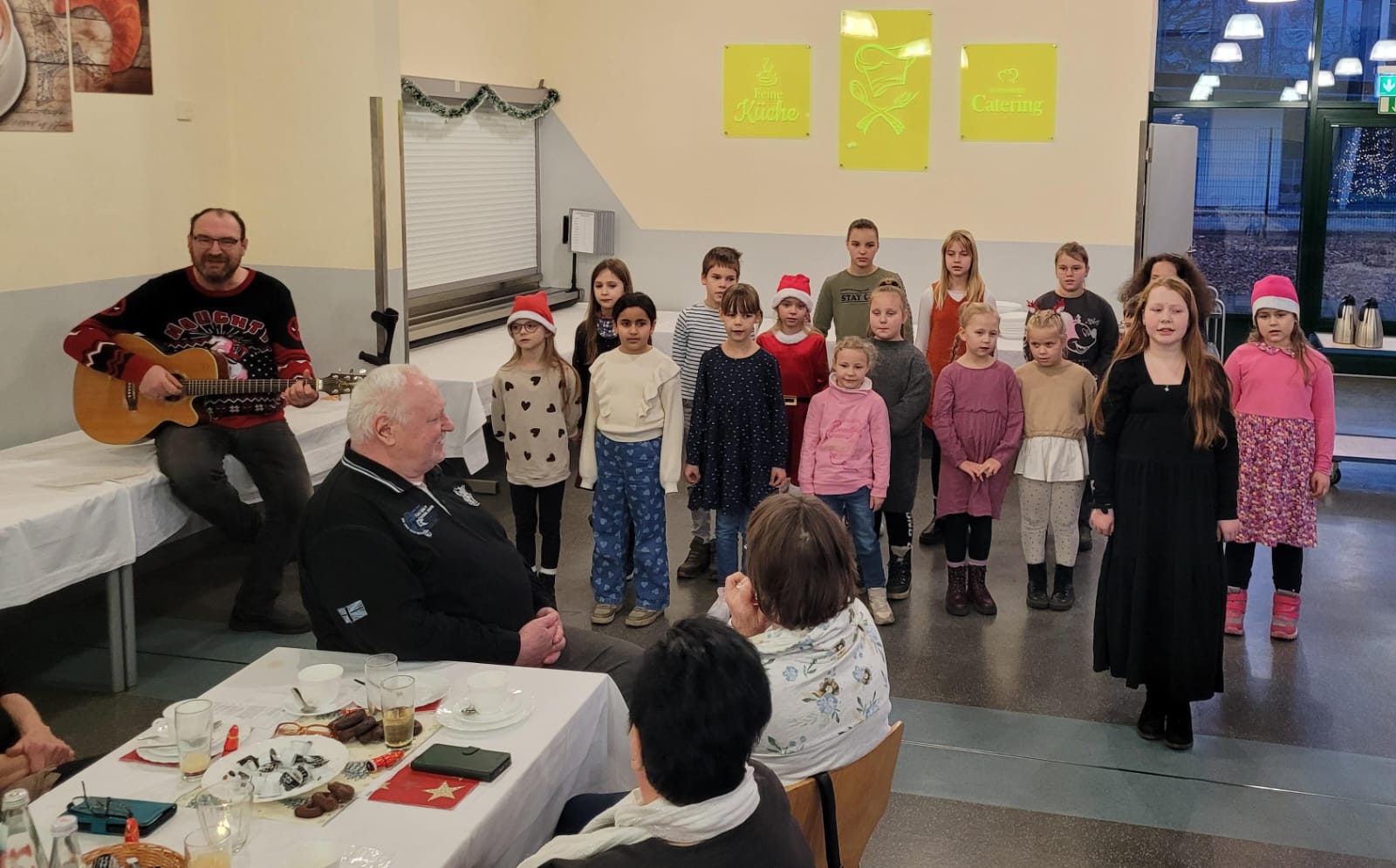 Der Sachsendorfer Kinderchor erfreute uns mit bekannten deutschen Weihnachtsliedern
