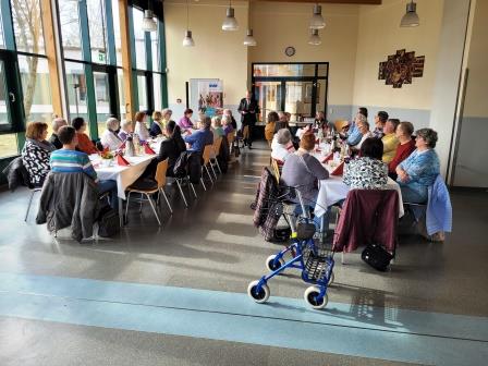 Neuer Vorstand gewählt Mitgliedergruppe des KV Cottbus hören dem Vorsitzenden beim Verlesen des Rechenschaftsberichtes zu.