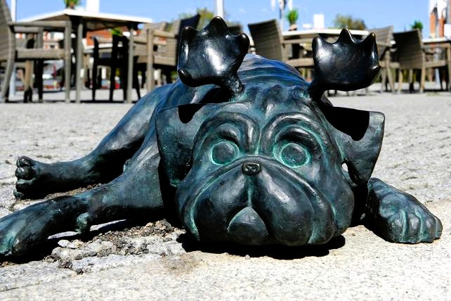Skulptur vom Waldmops Bronzefigur von einem Waldmops (Märchenfigur)