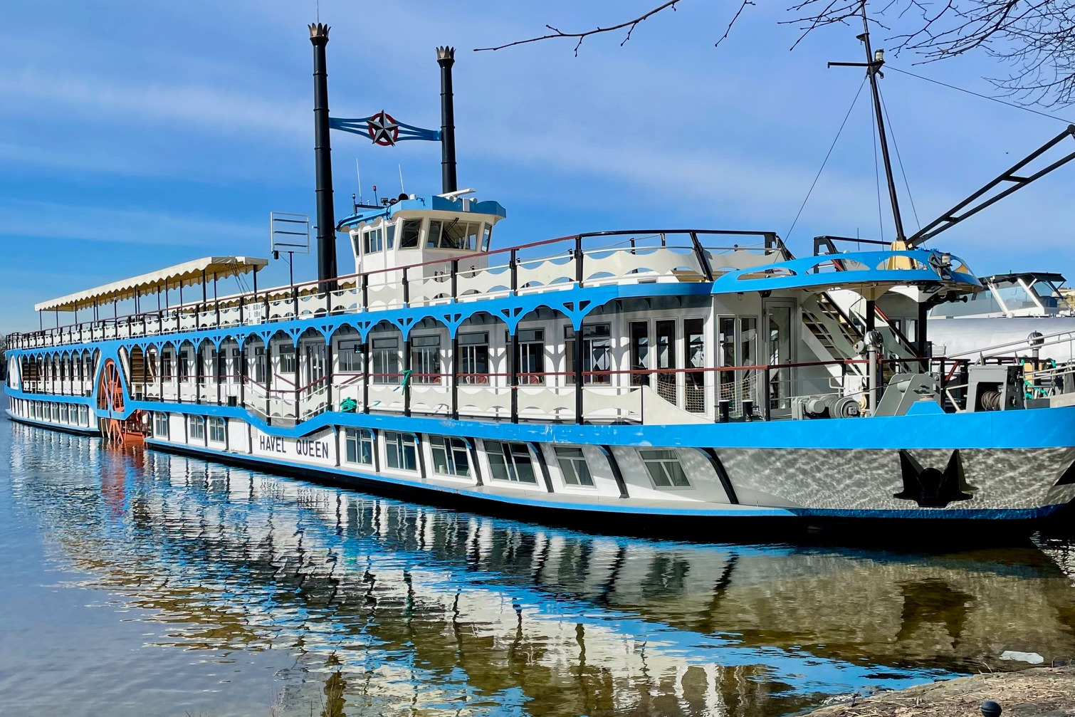 Bild vom Fahrgastschiff MS Havel Queen Ein Foto mit dem Schiff MS Havel Queen am Anleger in Tegel