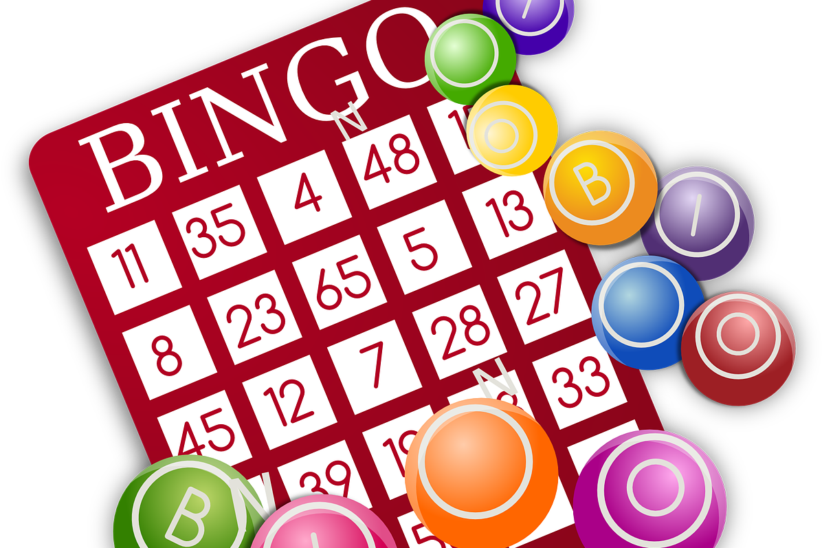 Rotes Bingospiel mit Zahlen und bunten Bingokugeln, die das Wort BINGO bilden