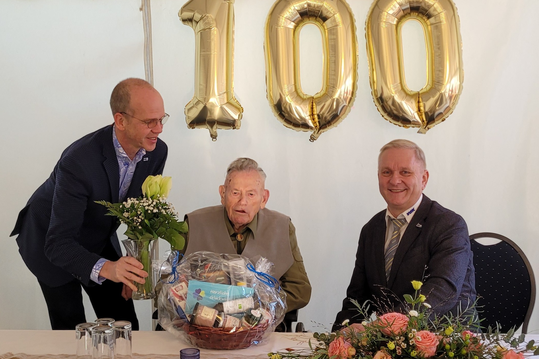 100.Geburtstag KV-Vorstand Gratuliert Herrn Nowka