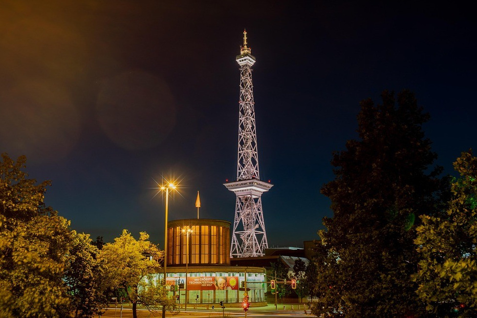 Der Berliner Funkturm bei Nacht