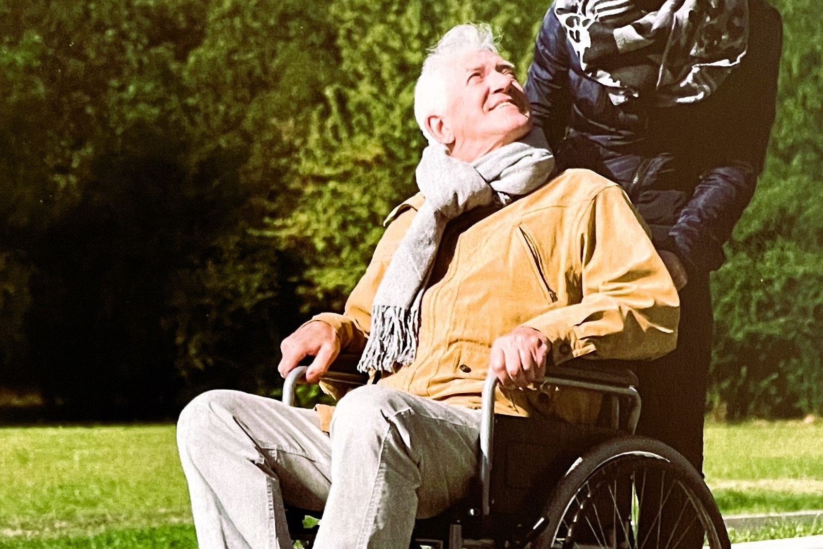 Mobilitätshilfe Mitarbeiterin vom Mobilitätshilfedienst schiebt einen Rollstuhl