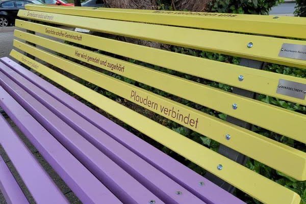 Bunte Quasselbank in Reinickendorf Eine von neun bunten Bänken in Reinickendorf