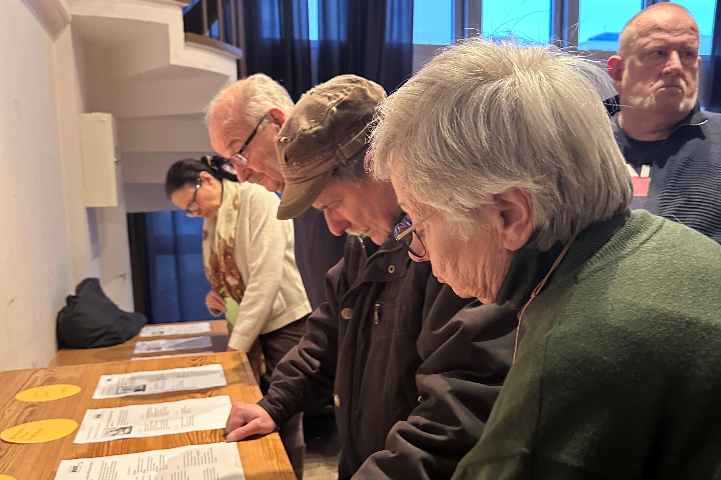 VdK-Mitglieder beim Begegnungscaf&eacute; schauen sich Ehrenamtprofile an.